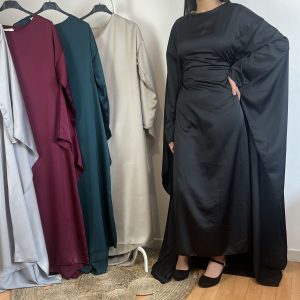 ROBE LONGUE SATIN CAPE INTÉGRÉE
